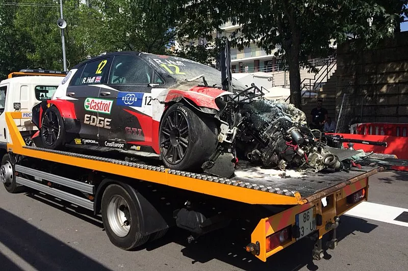 L'auto di Rob Huff, Sébastien Loeb Racing Volkswagen Golf GTI TCR, dopo l'incidente