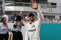 Hamilton comemora pole: “Não sei de onde veio a volta”