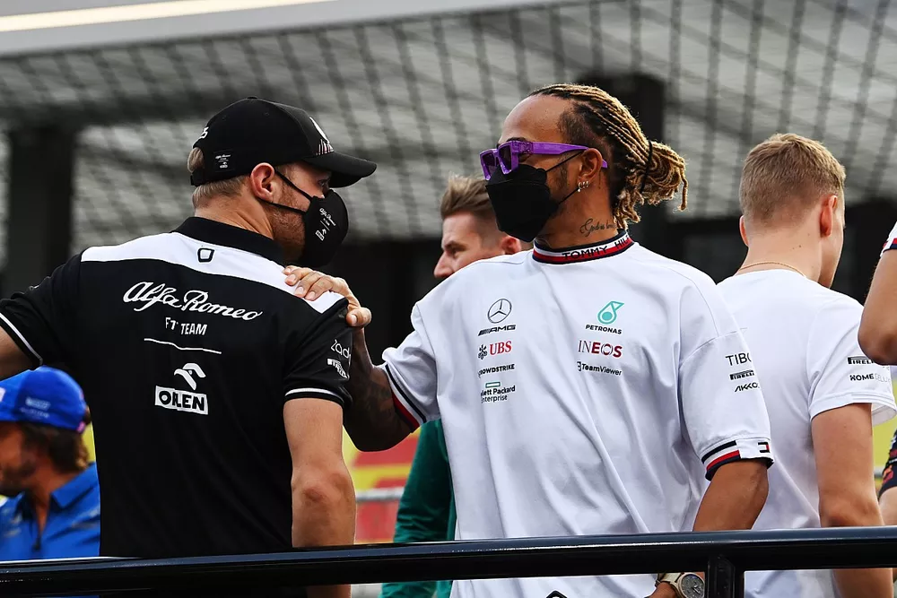 Valtteri Bottas, de Alfa Romeo, y Lewis Hamilton, de Mercedes, en el autobús del desfile de pilotos
