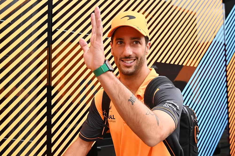 Daniel Ricciardo, McLaren, llega al paddock