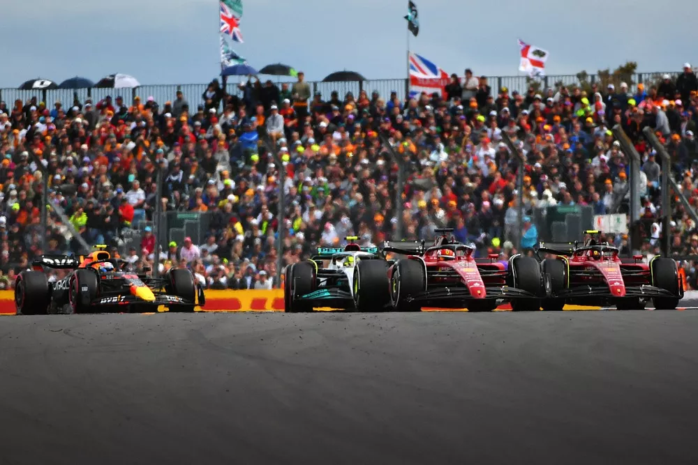 Charles Leclerc, Ferrari F1-75, Carlos Sainz, Ferrari F1-75, met Sergio Perez, Red Bull Racing RB18, Lewis Hamilton, Mercedes W13, strijdend voor positie