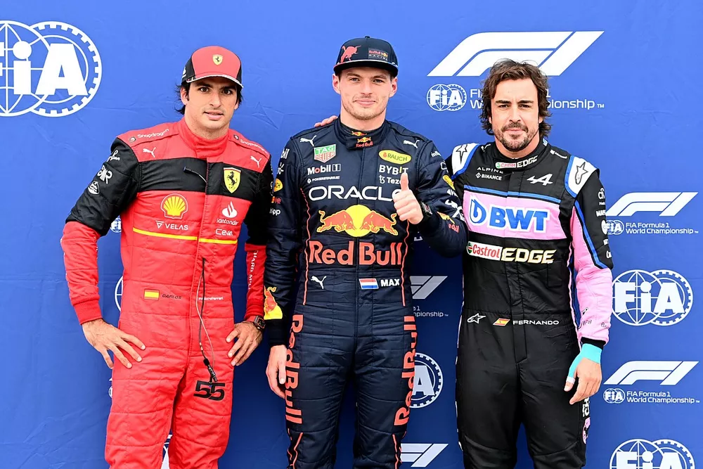 Los tres primeros clasificados: tercer puesto Carlos Sainz, Ferrari, el hombre de la pole Max Verstappen, Red Bull Racing, segundo puesto Fernando Alonso, Alpine F1 Team