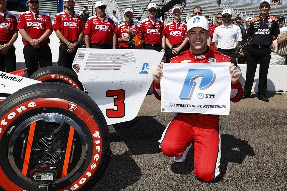 El piloto Scott McLaughlin, del Team Penske Chevrolet, celebra su pole position