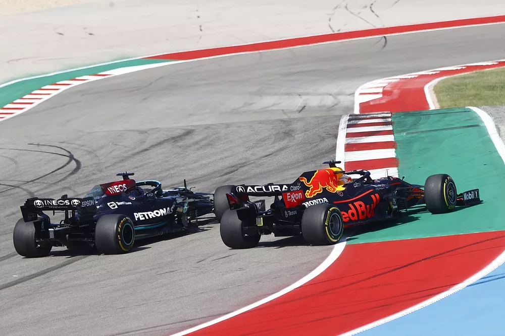 Max Verstappen, Red Bull Racing RB16B, battles with Lewis Hamilton, Mercedes W12