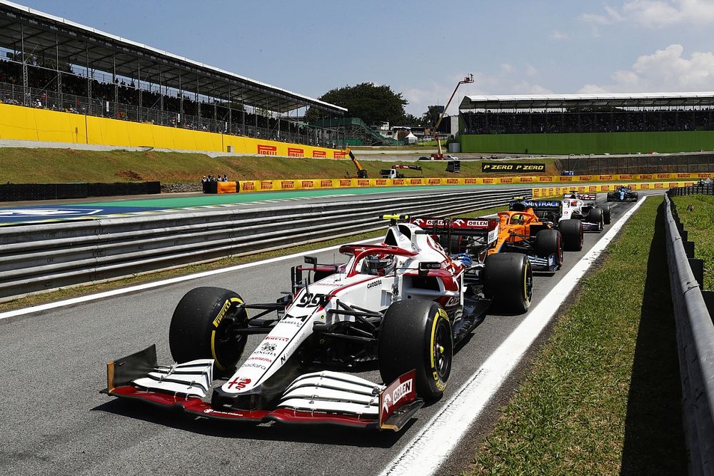 Antonio Giovinazzi, Alfa Romeo Racing C41, se dirige a la parrilla