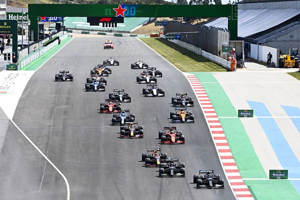 Valtteri Bottas, Mercedes W12, Lewis Hamilton, Mercedes W12, Max Verstappen, Red Bull Racing RB16B, Carlos Sainz Jr., Ferrari SF21, Lando Norris, McLaren MCL35M, Sergio Perez, Red Bull Racing RB16B, and the rest of the field away at the start