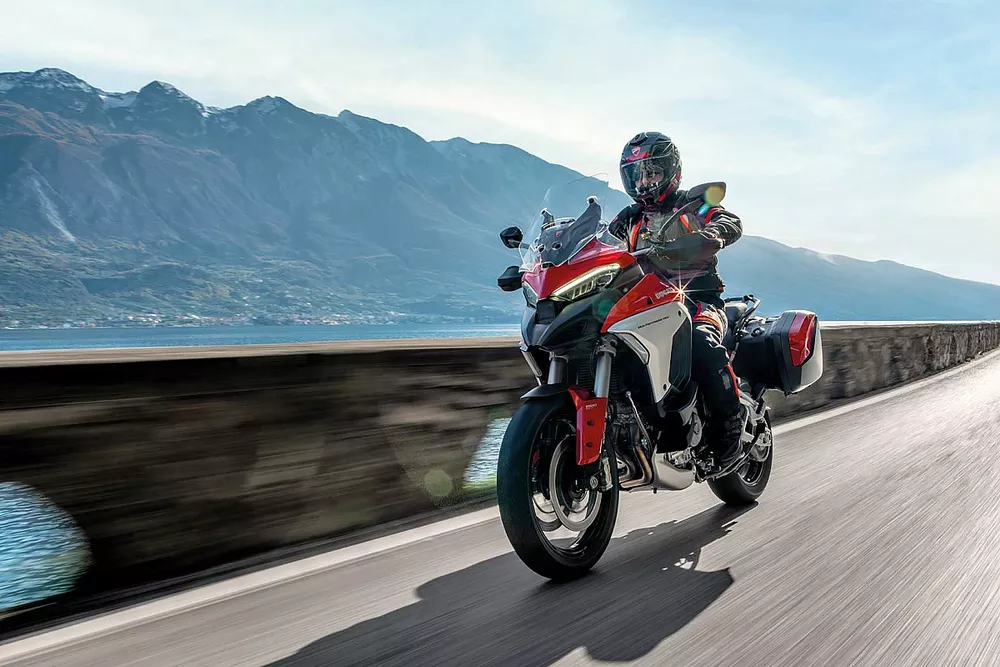 Motor Valley Experience: el primer recorrido sobre dos ruedas por Land of Speed