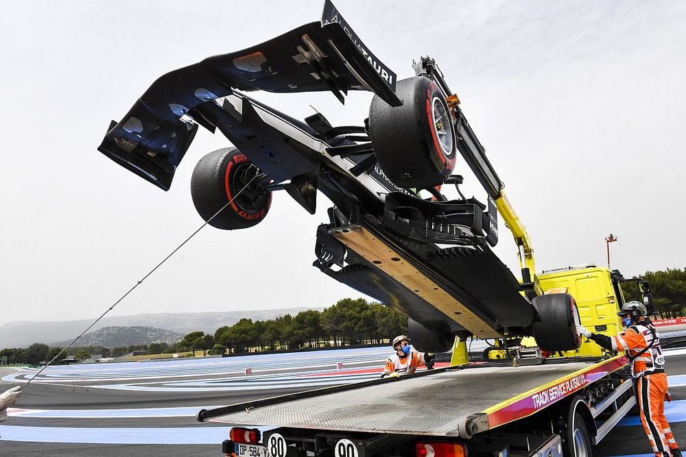 El coche dañado de Yuki Tsunoda, AlphaTauri AT02, es retirado