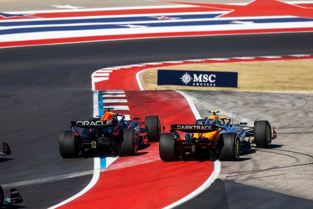 Max Verstappen, Red Bull Racing RB20, lucha con Lando Norris, McLaren MCL38
