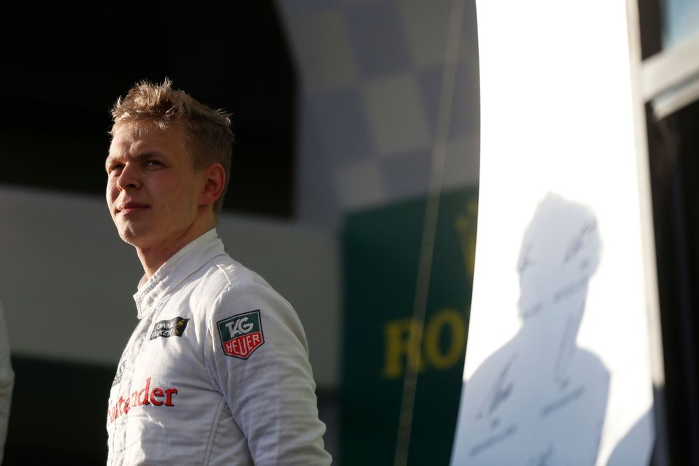 Kevin Magnussen, McLaren, en el podio tras ser tercero