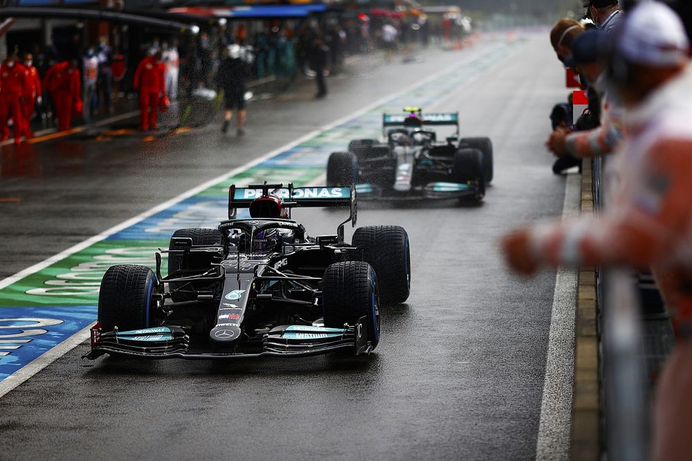 Lewis Hamilton, Mercedes W12, Valtteri Bottas, Mercedes W12, en pit lane