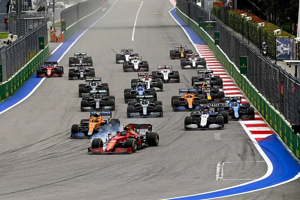 Carlos Sainz Jr., Ferrari SF21, Lando Norris, McLaren MCL35M, George Russell, Williams FW43B, Lance Stroll, Aston Martin AMR21, Fernando Alonso, Alpine A521, and the rest of the field at the start