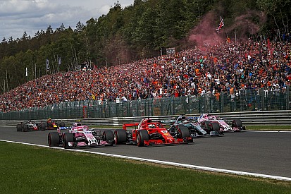 Ocon nézetéből, ahogy majdnem beszúrja Vettel mellé a Force Indiát