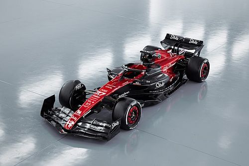 Alfa Romeo первой в Ф1 показала машину 2023 года. Она красно-черная
