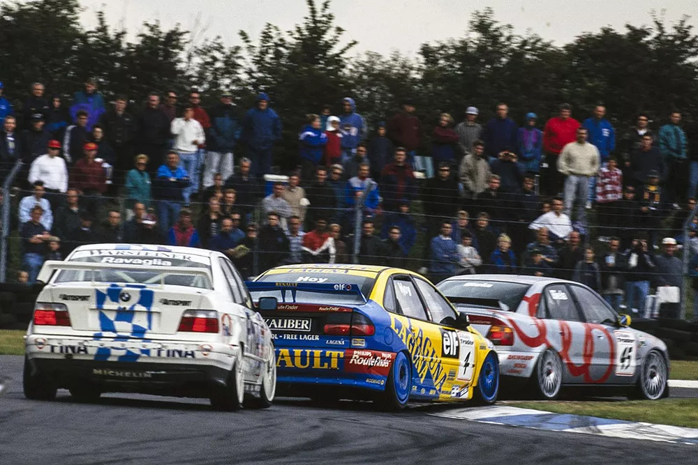 Will Hoy, Williams Renault Dealer Racing, Renault Laguna, and Roberto Ravaglia, BMW Team Schnitzer, BMW 320i