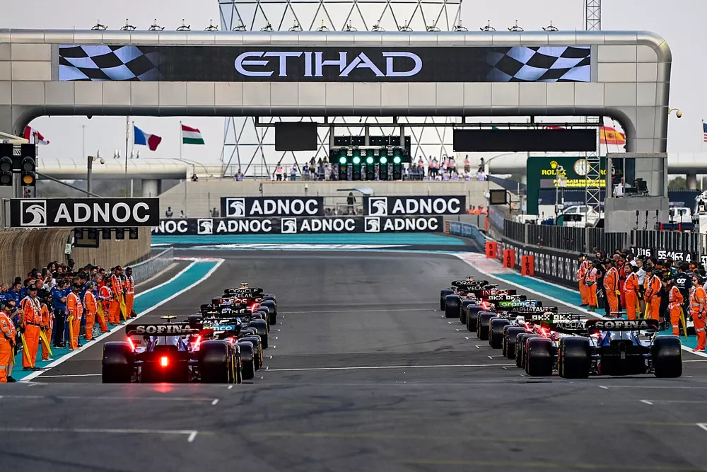 Los mec&aacute;nicos y los comisarios despejan la parrilla mientras los pilotos se preparan para iniciar la carrera