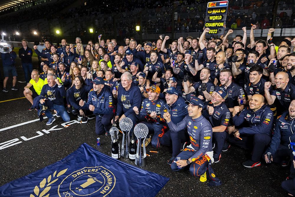 Adrian Newey, Chief Technology Officer, Red Bull Racing, Helmut Marko, Consultant, Red Bull Racing, Max Verstappen, Red Bull Racing, 1st position, Christian Horner, Team Principal, Red Bull Racing, Sergio Perez, Red Bull Racing, 2nd position, the Red Bull team celebrate World Championship victory