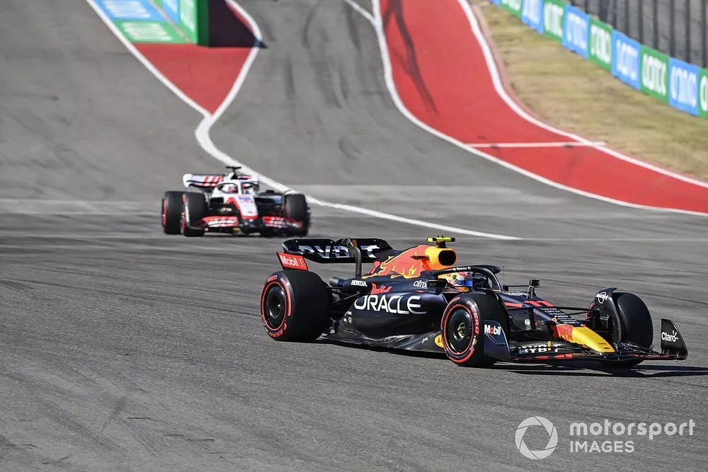 Sergio Perez, Red Bull Racing RB18, Kevin Magnussen, Haas VF-22