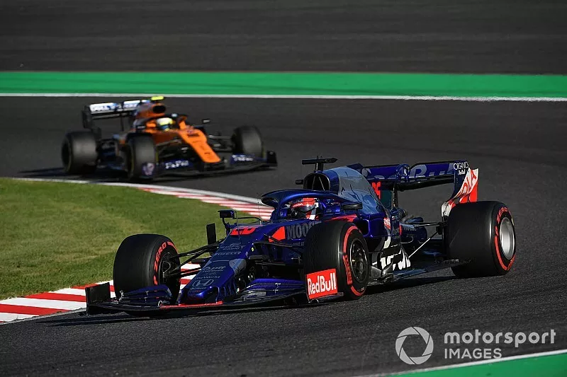 Daniil Kvyat, Toro Rosso STR14, leads Lando Norris, McLaren MCL34