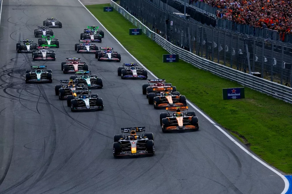 Max Verstappen, Red Bull Racing RB20, Lando Norris, McLaren MCL38 and Oscar Piastri, McLaren MCL38 at the race start