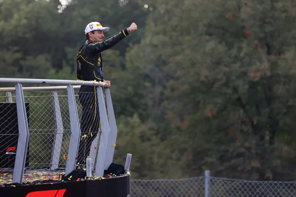Charles Leclerc, Scuderia Ferrari, 1&egrave;re position, c&eacute;l&egrave;bre la victoire sur le podium