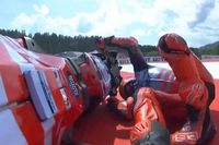 Vídeo: ¡Márquez se cae cuando estaba segundo en Austria!