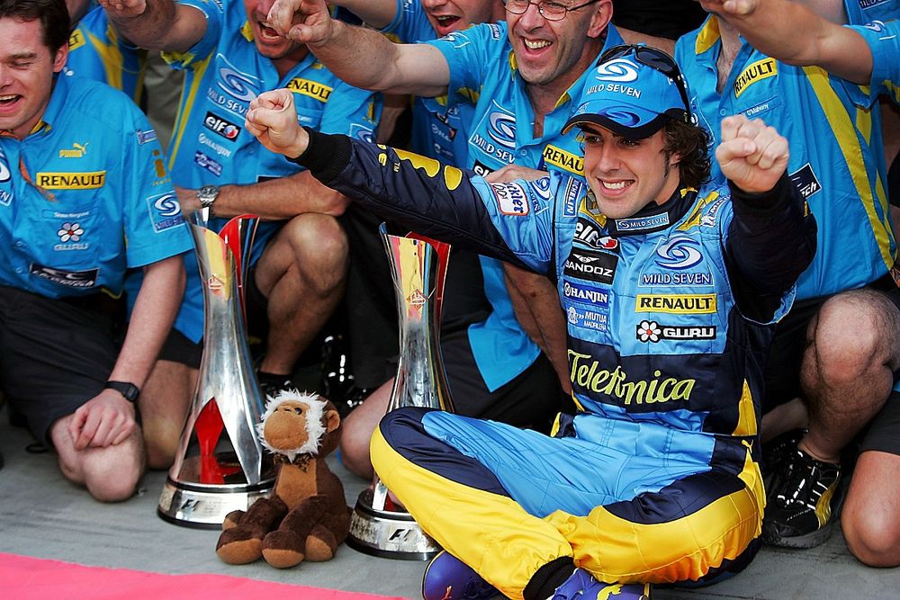 Fernando Alonso,  Renault, celebra el triunfo con el equipo