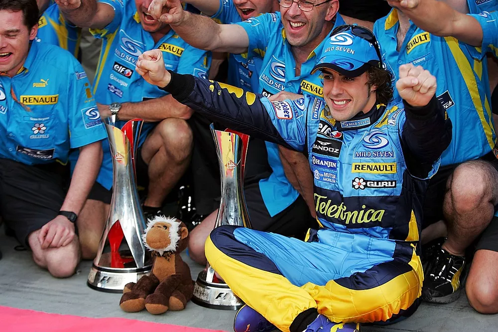 Fernando Alonso,  Renault, celebra el triunfo con el equipo