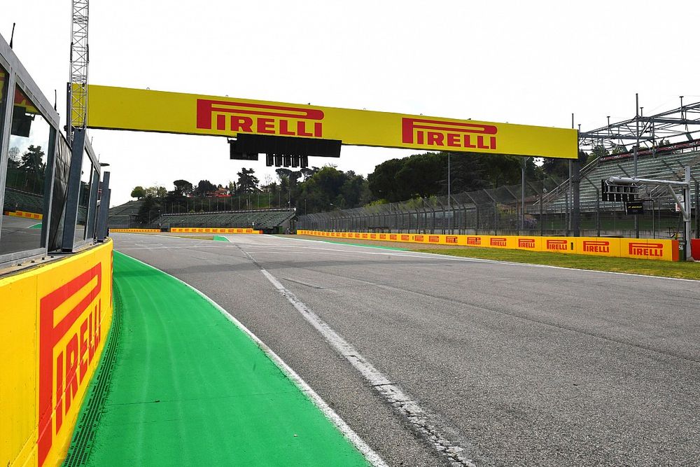 Carteles de Pirelli en Imola