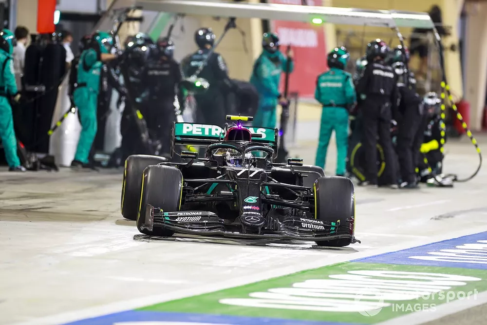 Valtteri Bottas, Mercedes F1 W11, verlaat de pitbox na een stop