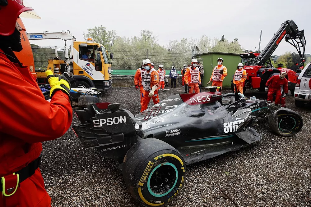 I marshal recuperano la Mercedes W12 incidentata di Bottas