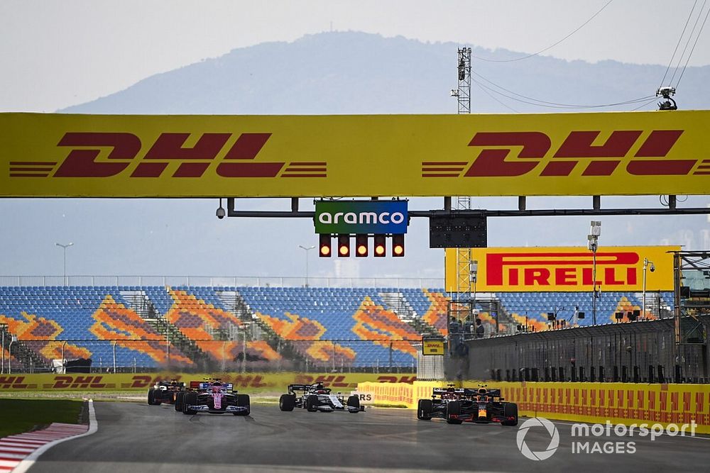 Alex Albon, Red Bull Racing RB16, Sergio Perez, Racing Point RP20, Kimi Raikkonen, Alfa Romeo Racing C39, y Daniil Kvyat, AlphaTauri AT01, practican las salidas