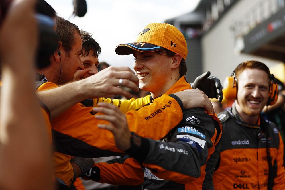 Oscar Piastri, McLaren, 2&ordf; posici&oacute;n, celebra con su equipo tras el Sprint