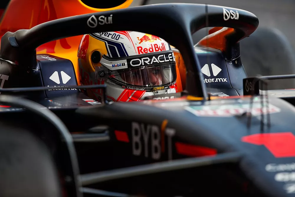 Pole man Max Verstappen, Red Bull Racing RB19, arriveert in Parc Ferme