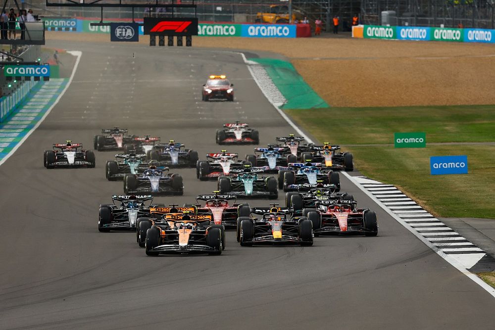 Lando Norris, McLaren MCL60, m , Oscar Piastri, McLaren MCL60, Carlos Sainz, Ferrari SF-23, Charles Leclerc, Ferrari SF-23, the rest of the field at the start