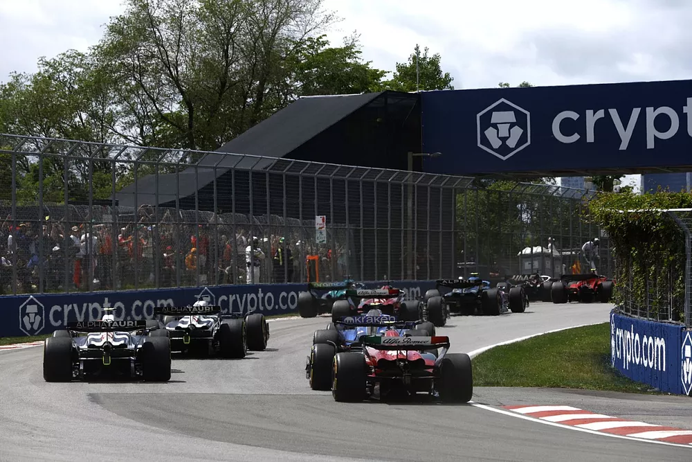 Nyck de Vries, AlphaTauri AT04, Logan Sargeant, Williams FW45, Yuki Tsunoda, AlphaTauri AT04, Zhou Guanyu, Alfa Romeo C43, persiguen al pelot&oacute;n en la salida.