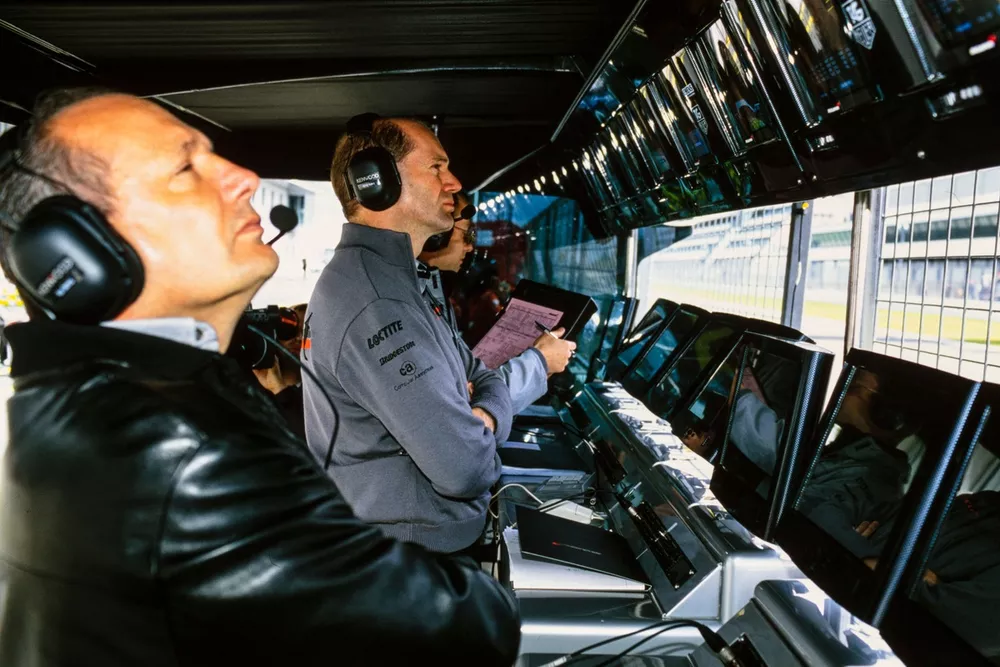 Adrian Newey and Ron Dennis on the McLaren pit wall.