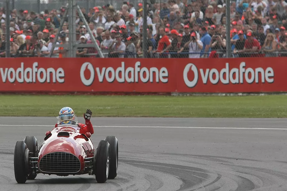 Fernando Alonso conduce el Ferrari 375