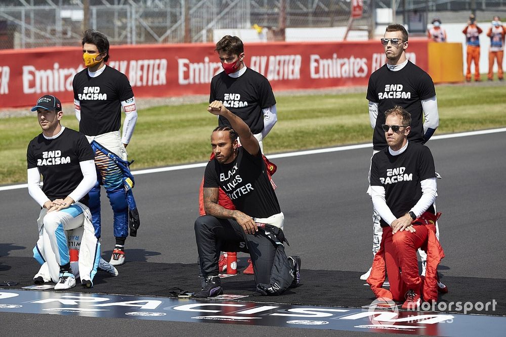 Carlos Sainz Jr., McLaren, Charles Leclerc, Ferrari, Daniil Kvyat, AlphaTauri, Nicholas Latifi, Williams Racing, Lewis Hamilton, Mercedes-AMG Petronas F1, Sebastian Vettel, Ferrari, de pie y de rodillas en apoyo de la campaña para el fin del racismo antes del comienzo