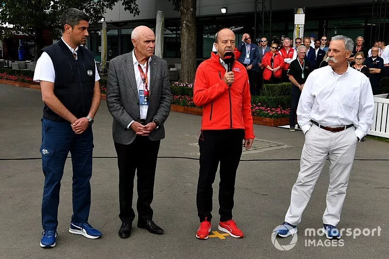 Michael Masi, directeur de course, Andrew Westacott, PDG de l'Australian Grand Prix Corporation et Chase Carey, PDG de la Formule 1, parlent &agrave; la presse