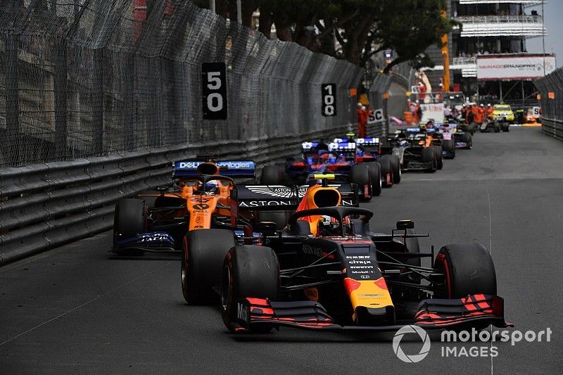 Pierre Gasly, Red Bull Racing RB15, Carlos Sainz Jr., McLaren MCL34, Daniil Kvyat, Toro Rosso STR14, y Alexander Albon, Toro Rosso STR14