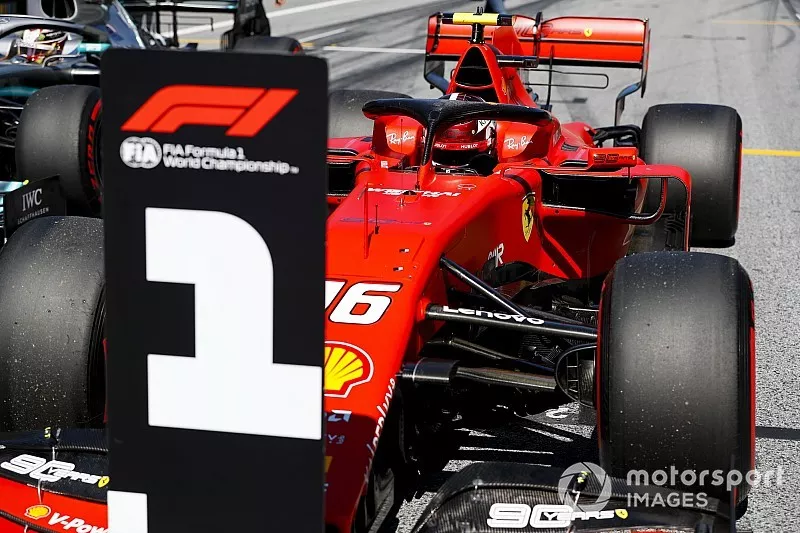 Ganador de la pole Charles Leclerc, Ferrari SF90 en Parc Ferme 