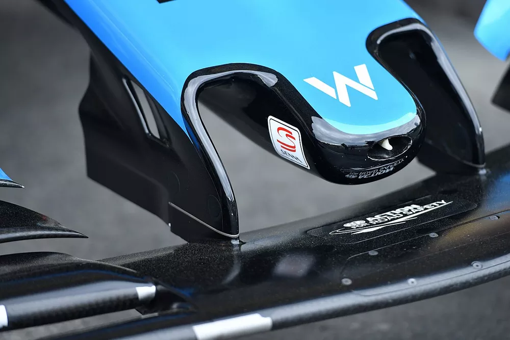 Logo de Senna en el aler&oacute;n delantero del Williams FW42 