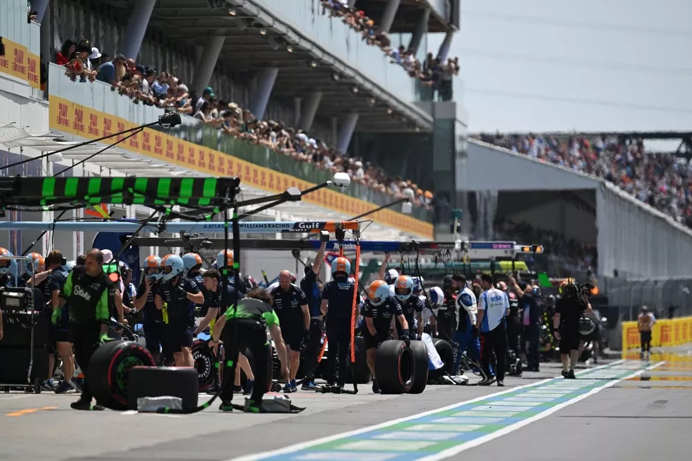 Williams pit crew