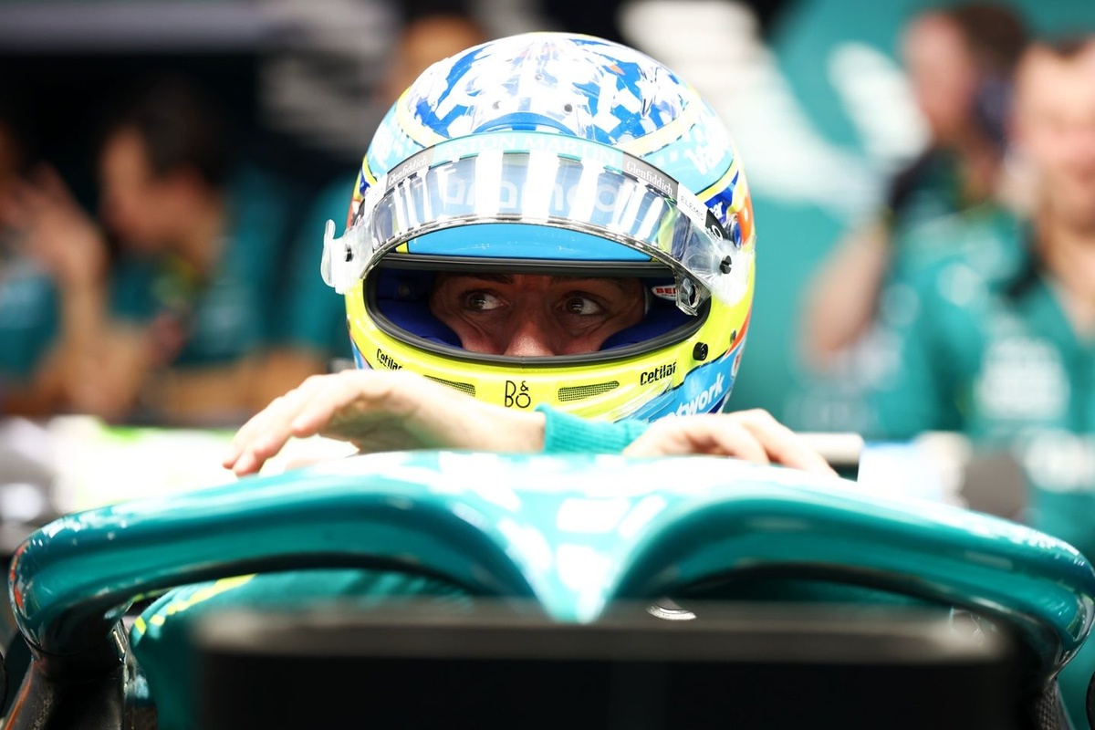 フェルナンド・アロンソ直筆サイン入り超大型写真…Fernando Alonso フェルナンド・アロンソ直筆サイン入り超大型写真…Fernando Alonso