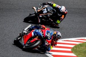 鈴鹿8耐：決勝レース2時間｜2人体制のホンダワークスが快調にレースリード。片羽根のヤマハが追う