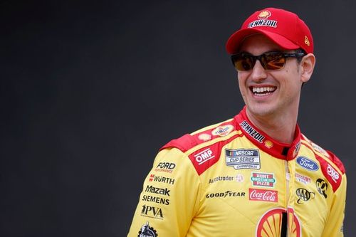 Joey Logano logra la pole en Daytona 500, Su&aacute;rez a los Duelos