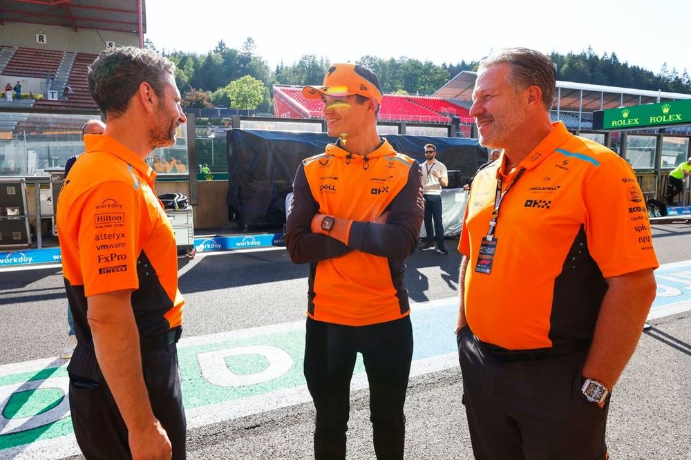 Andrea Stella, Lando Norris, Zak Brown, CEO, McLaren Racing, hablan después de la carrera.
