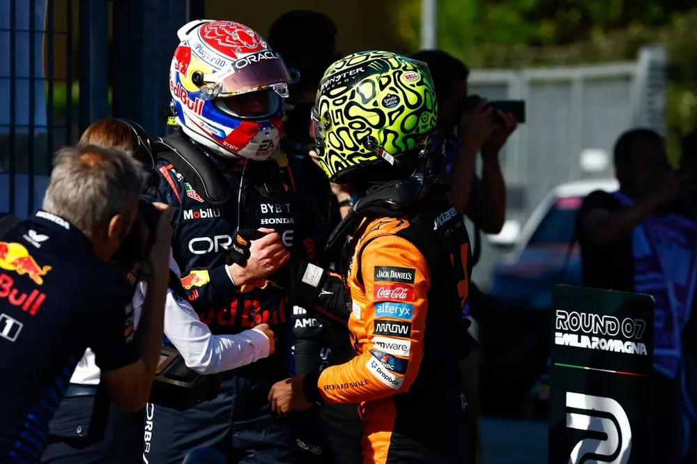 Ganador de la pole, Max Verstappen, Red Bull Racing, y Lando Norris, McLaren F1 Team, en el Parc Ferme tras la clasificaci&oacute;n.