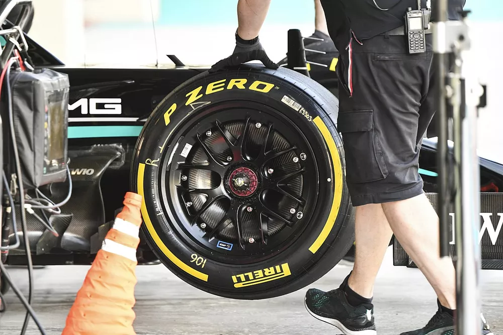 Neum&aacute;ticos Pirelli en el coche de George Russell, Mercedes W10 adaptado (muleto) con los Pirelli de 18 pulgadas